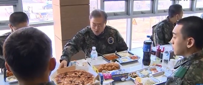 피자와 치킨을 배달해 같이 먹는 문대통령