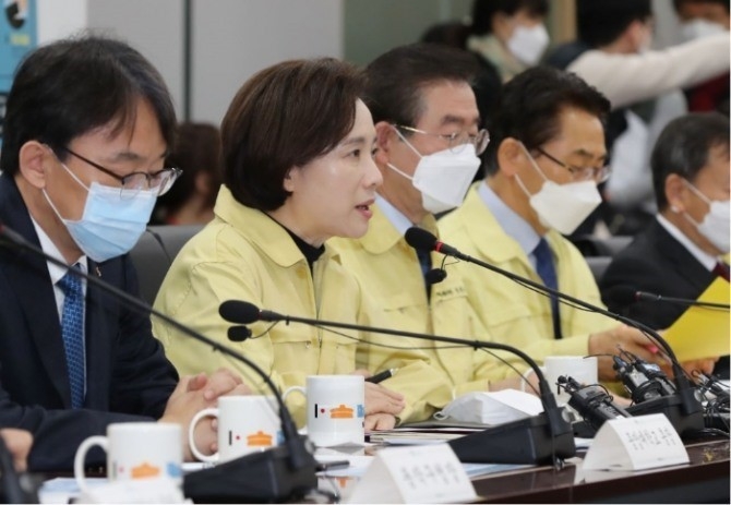 중국우한바이러스(신종코로나) 대책회의 하는 교육부. 그러나 마스크를 착용하고 회의하는 것은 국민을 더 불안하게 만든다는 전문가들의 지적이다. 그 이유는 '정부부처 고위직이 코로나에 떨고 있다'는 인식을 주어 국민 불안감을 더 증폭시킬 가능성이 높다는 것이다.