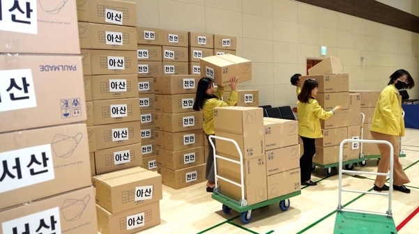 2월 21일 충남교육청, 충남 일선 학교에 보낼 방역용 마스크 분류작업 / 사진 = 연합뉴스.