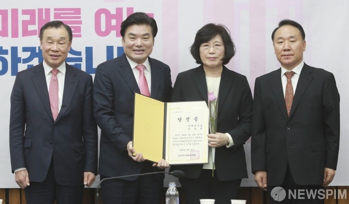 17일 오전 서울 여의도 국회에서 열린 선거대책위원회 해단식에서 원유철 미래한국당 대표로부터 당선증을 받는 정경희 미래한국당 의원 ⓒ뉴스핌.