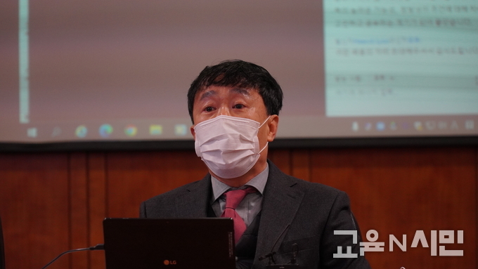 인사말하는 심임섭 학회장