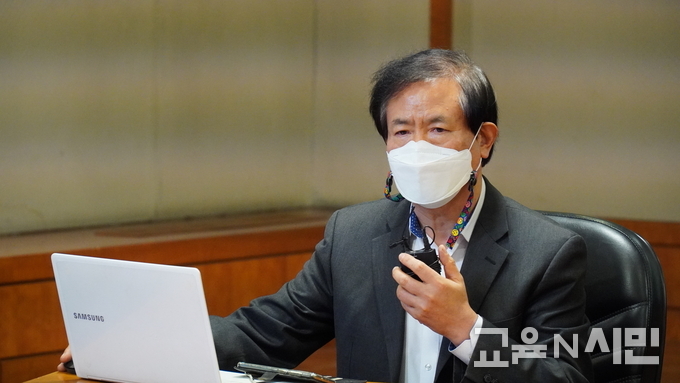 이민철 전 서울교육정보원장, 복잡 반응 과정의 교육적 의미를 주제로 발표 중
