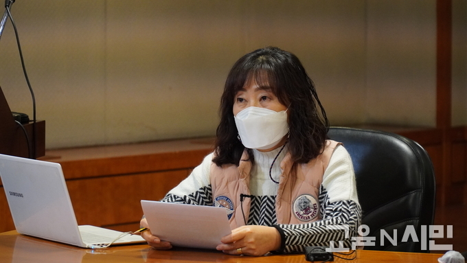 동암초등학교 최봉선 교사, 2부 창발적 학습을 이끄는 '이상한 끌개' 발표 중