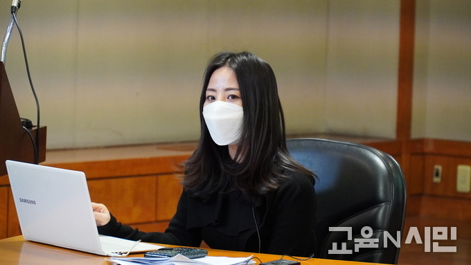 서울강서초등학교 박서진 교사. 2부 대화가 있는 수업 사례 나눔 발표 중