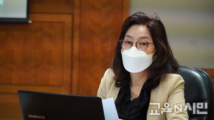 서울 냉천초등학교 정미순 교감, 2부 대화가 있는 수업 사례 나눔 토론 중