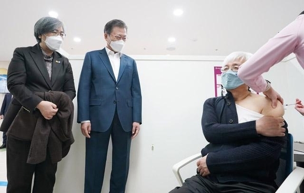 백신 접종을 구경하는 문재인 대통령과 질병관리청장