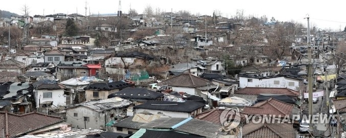 전 박원순시장이 판자집을 '근대문화유산'이라고주장, 지정하면서 개인의 재산권을 마음대로 제한한 노원구에 위치한 백사마을 전경. 이 마을의 주민들은 1가구 단칸 방에 2세대가 같이사는 삶의 질이 매우 열악한 마을로 알려져 있다. 한 시민단체 대표에 의하면, "박원순 시장 자신은 서울시 세금으로 수백 평의 호화 주택(수십억 전세)에 살면서 서울시민인 백사마을 주민은 열학한 단칸방에 사는 것이 올바른 근대문화유산인지 이해할 수 없다"라고 지적하고 있다.