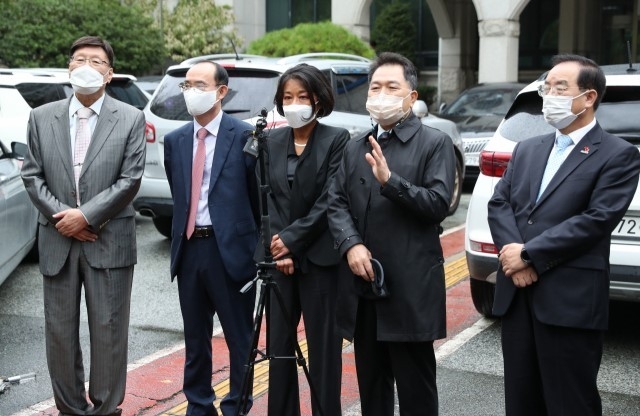 자료: 부산일보- 21일 부산시선관위 앞에서 중도·보수 교육감 후보 단일화 불참을 선언하는 박 전 총장 직후에 반박 기자회견을 하는 ‘부산좋은교육감단일화추진위원회’ 후보들