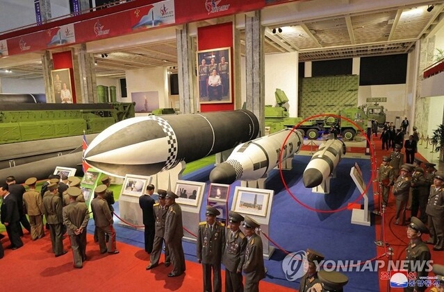 북한은 신형 잠수함발사탄도미사일(SLBM)을 전날 잠수함에서 시험 발사했다고 20일 밝혔다. 우리 군 당국이 SLBM으로 추정되는 탄도미사일을 발사했다고 전날 발표한 것을 확인한 것이다. 이번에 발사한 신형 SLBM은 북한이 지난 11일 국방발전전람회에서 처음 공개한 '미니 SLBM'으로 관측됐다. 사진은 전람회 당시 공개된 '미니 SLBM'(붉은 원). ⓒ연합뉴스