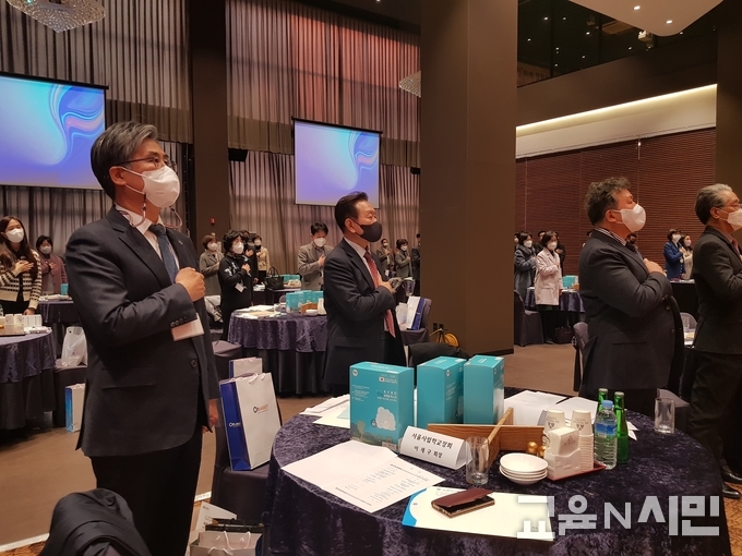 헤드테이블에 나란히 선 이재구 서울회장(왼쪽) 조영달 교수(중앙) 정호영 전국회장(오른쪽)