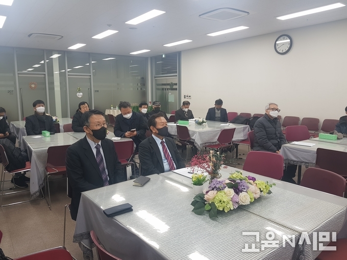 가운데 교육정상화본부장 조영달 서울대교수