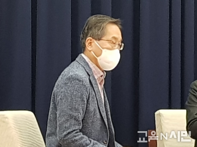 토론을 경청하는 김정호 교수