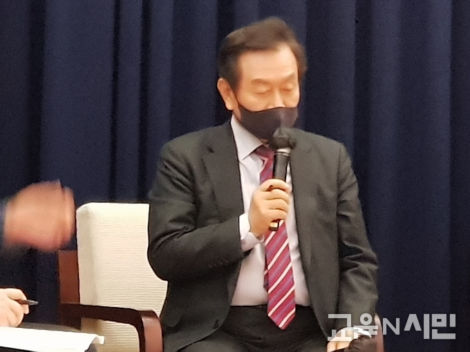 토론하는 조영달 교수