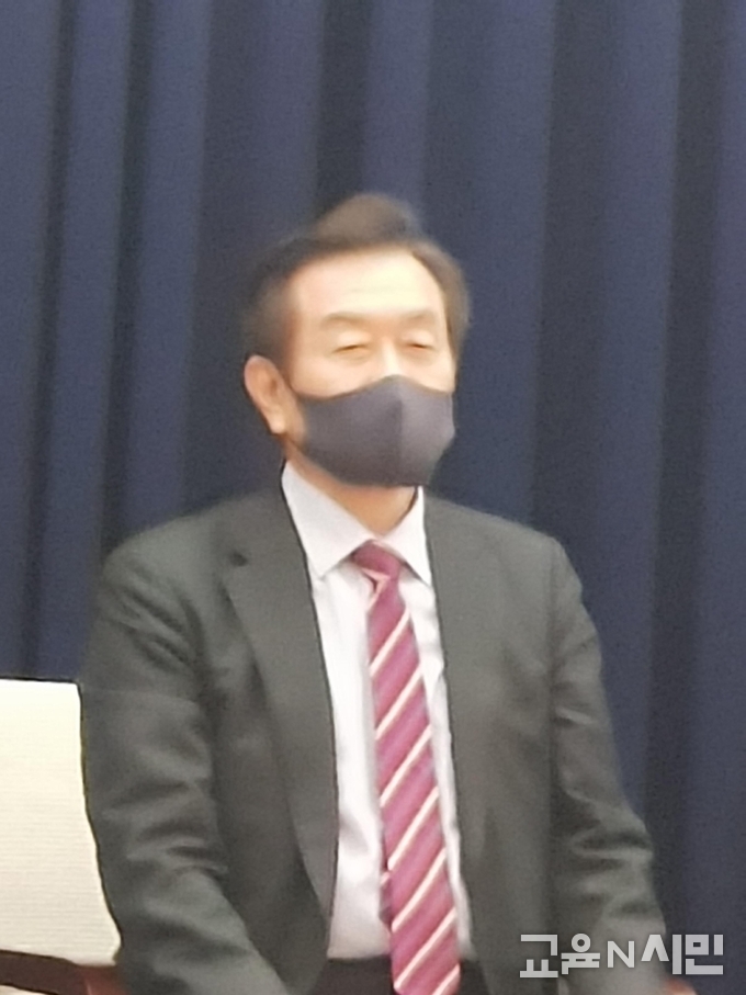 발제를 경청하고 있는 조영달 서울대 교수