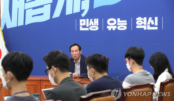 더불어 민주당은 지난 5년간 줄기차게 민생을 외쳤지만, 실제로 민생을 챙겼다는 증거는 거의 찾아볼 수 없다는 것이 일반적인 견해다. 그들이 말하는 민생이란 혹시 '자신을 지지하는 국민의 생활만을 민생'이라고 말하지 않는가에 대한 해석도 있다.