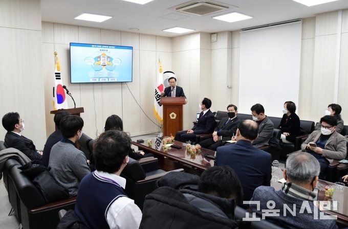 강연을 경청하는 서울시의회 국민의힘 의원들