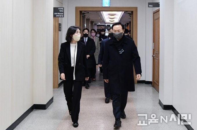 임태희 교육감(오른쪽)을 대표실로 안내하는 최호정 대표