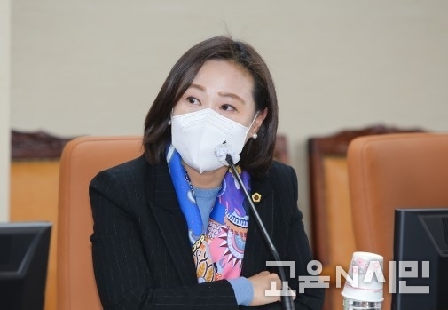 제316회 임시회 교육위원회 업무보고에서 교육감을 상대로 질의하는 이새날 의원