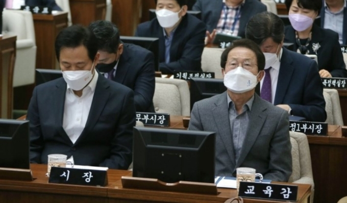 시의회에 출석하여 옷훈 시장과 나란히 앉은 조희연 교육감(연합뉴스 캡쳐사진)