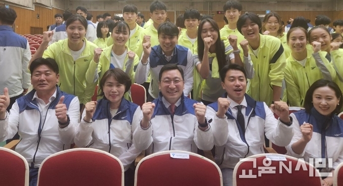 행사에 참석한 교육위 의원들(오른쪽부터 이새날 의원, 이희원 의원, 고광민 의원, 심미경 의원, (뒤)정지웅 의원)